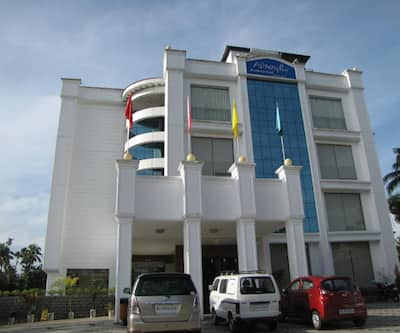 https://imgcld.yatra.com/ytimages/image/upload/t_hotel_yatra_city_desktop/v1432045258/Domestic Hotels/Hotels_Athirapally/Athirappily Residency Hotel/Hotel_View.jpg